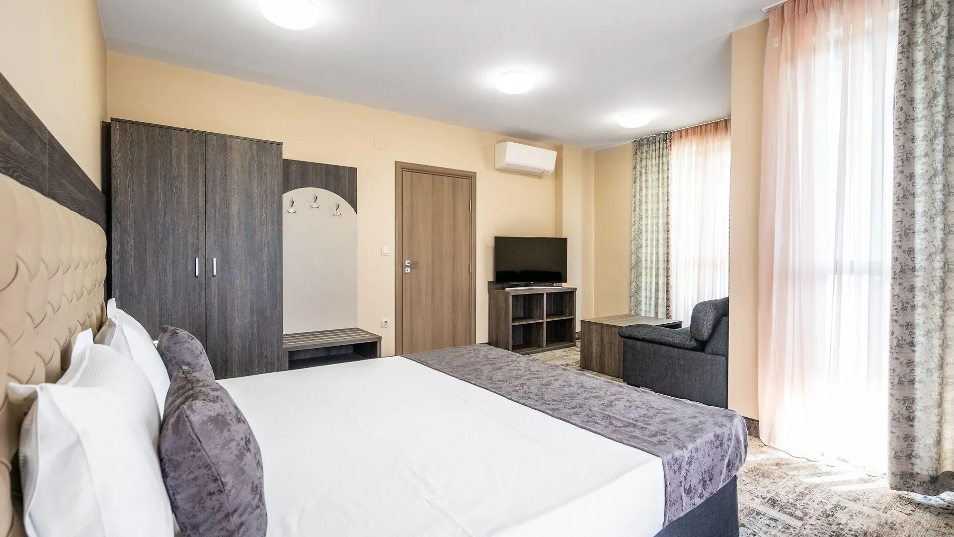 Plaza Hotel Plovdiv - Free Parking 3*,