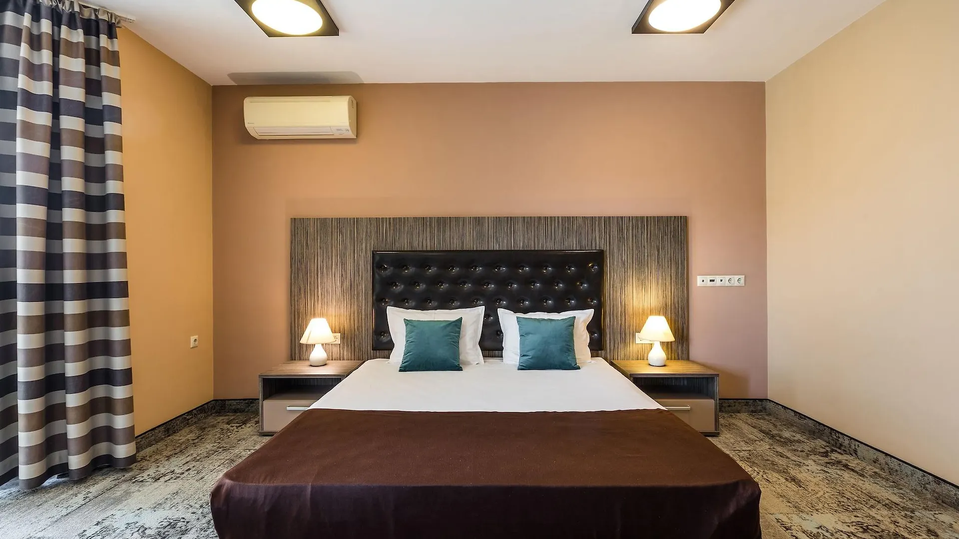 Plaza Hotel Plovdiv - Free Parking 3*,