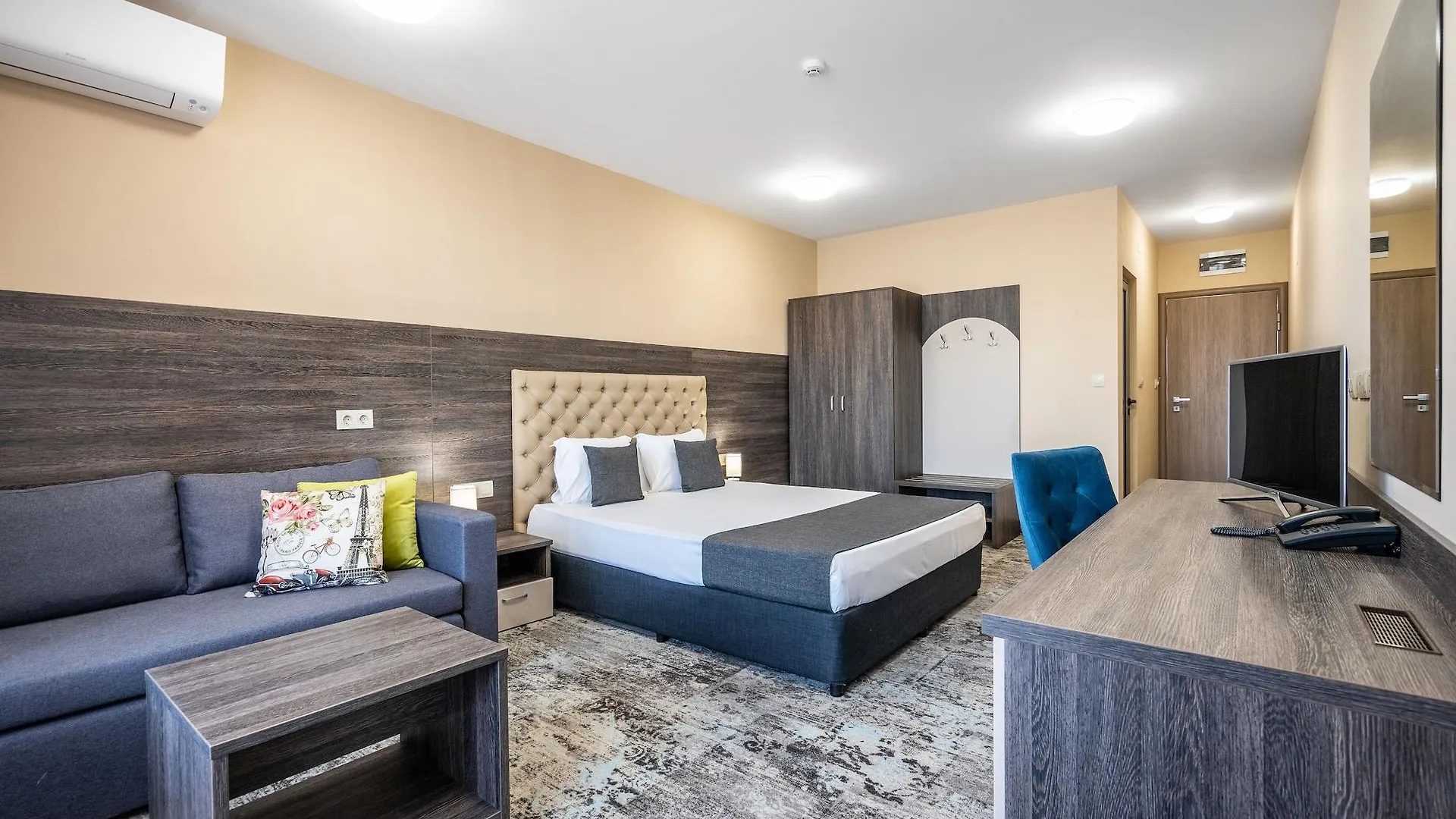 Plaza Hotel Plovdiv - Free Parking 3*,